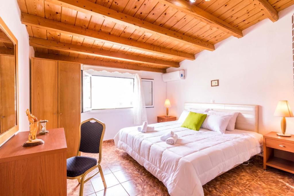 A bed or beds in a room at Solari Cosy Studio 1