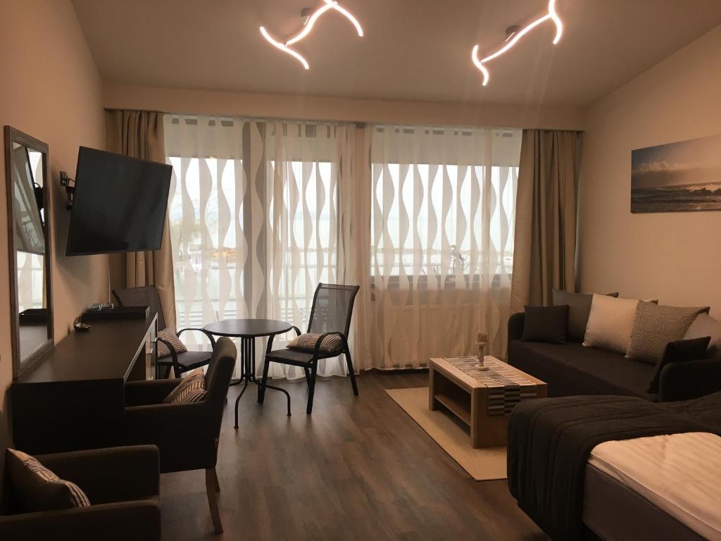 Posezení v ubytování Calypso Lakeside Rooms & Lux Apartments