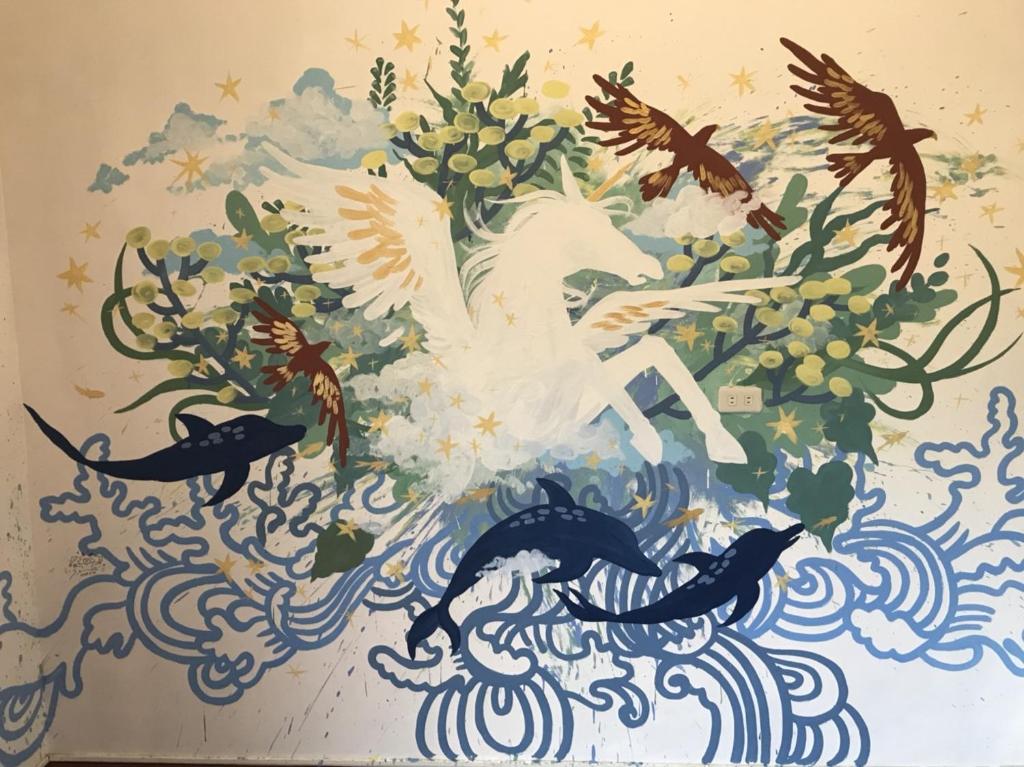uma pintura de um cavalo na água com pássaros em Instructor 818 Rooms Homestay em Xiaoliuqiu
