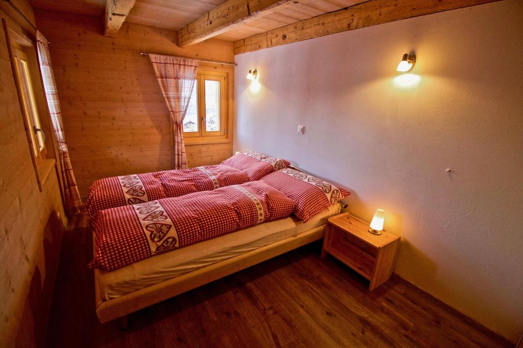 Postel nebo postele na pokoji v ubytování Appartement sous les combles - Chalet La Biolle - Vercorin
