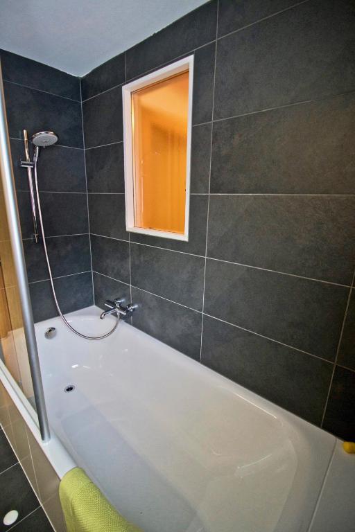 Koupelna v ubytování Appartement sous les combles - Chalet La Biolle - Vercorin
