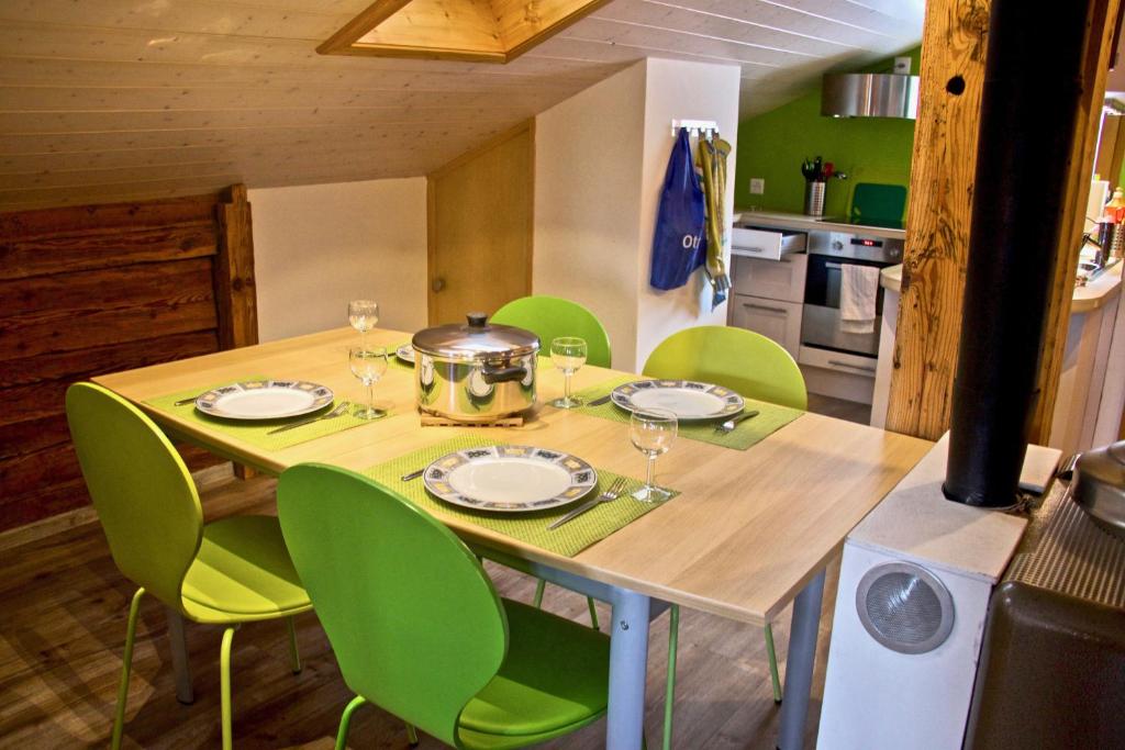 Kuchyň nebo kuchyňský kout v ubytování Appartement sous les combles - Chalet La Biolle - Vercorin