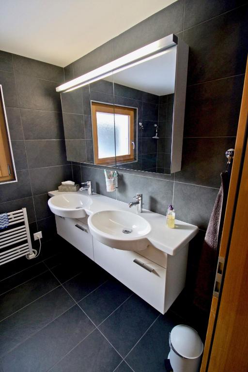 Koupelna v ubytování Appartement sous les combles - Chalet La Biolle - Vercorin