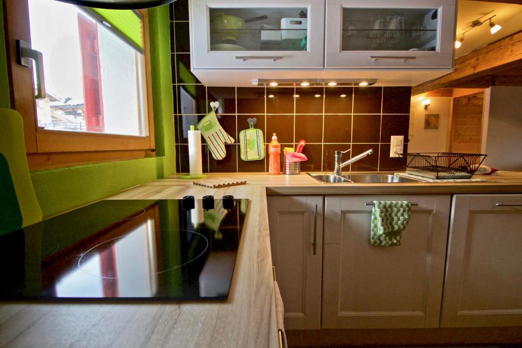 Kuchyň nebo kuchyňský kout v ubytování Appartement sous les combles - Chalet La Biolle - Vercorin