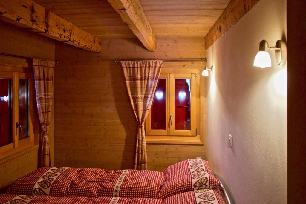 Postel nebo postele na pokoji v ubytování Appartement sous les combles - Chalet La Biolle - Vercorin
