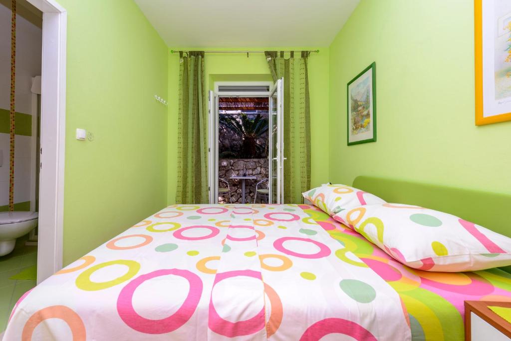 Posteľ alebo postele v izbe v ubytovaní Two Palms Villa