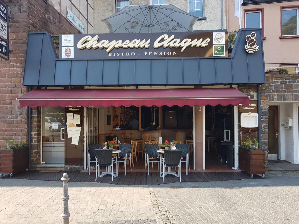 een restaurant met tafels en stoelen buiten het restaurant bij Pension Chapeau-Claque in Cochem