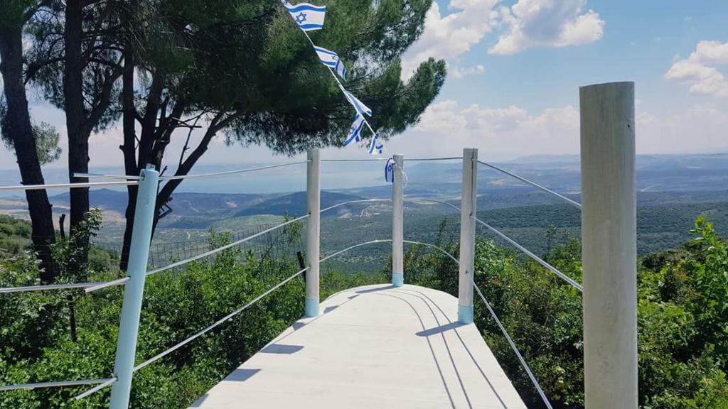 una pasarela en la cima de una colina con vistas en Michelle Suite סוויטת מישל en Amirim