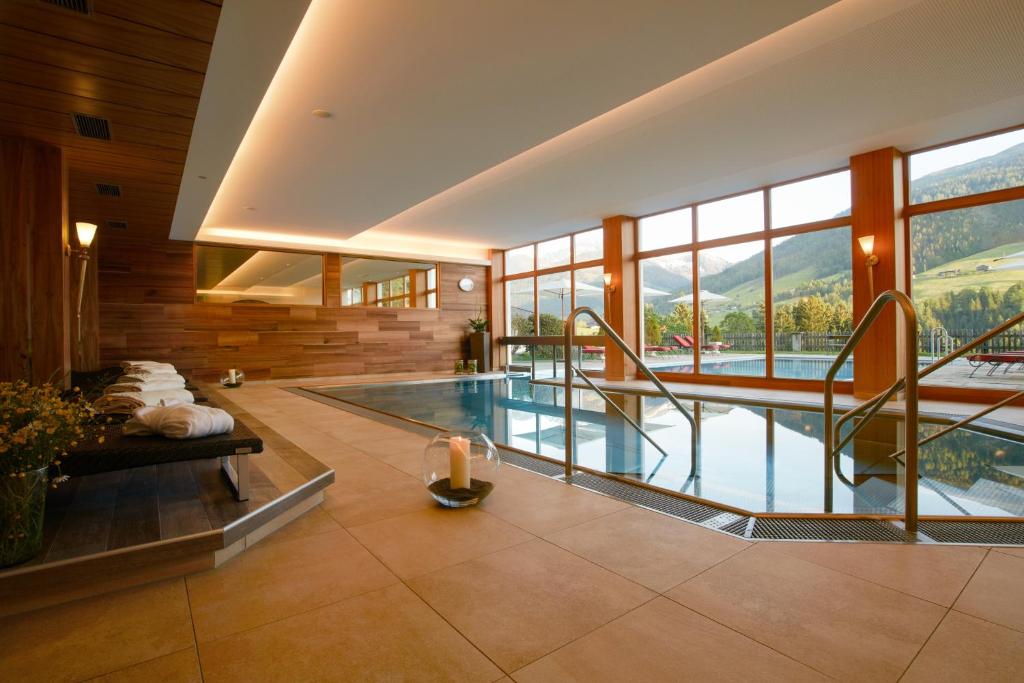 Bazén v ubytování Alpbacherhof Mountain & Spa Resort nebo v jeho okolí