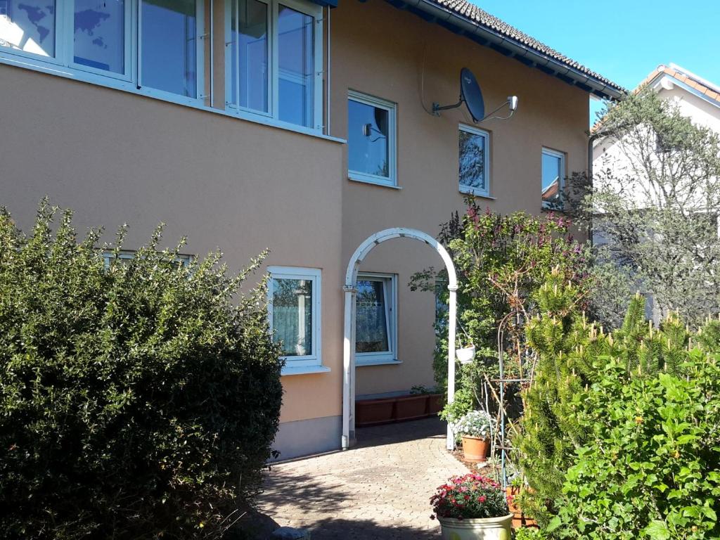 una casa con un arco delante de ella en Ferienwohnung Sonnenblick, en Eisenbach