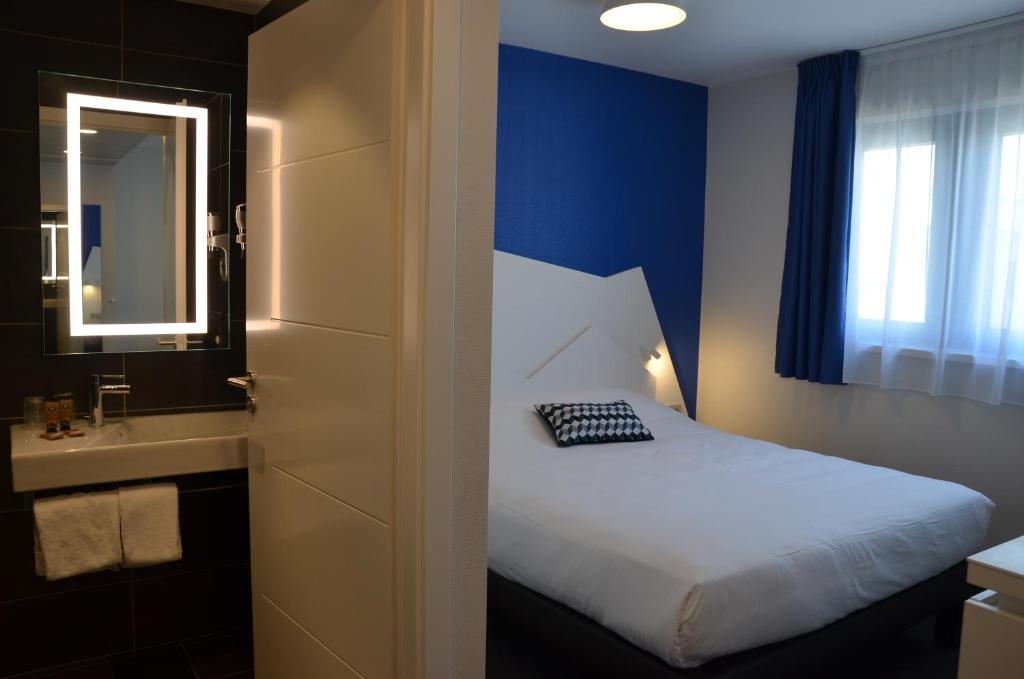 Postel nebo postele na pokoji v ubytování Hôtel ORIGAMI