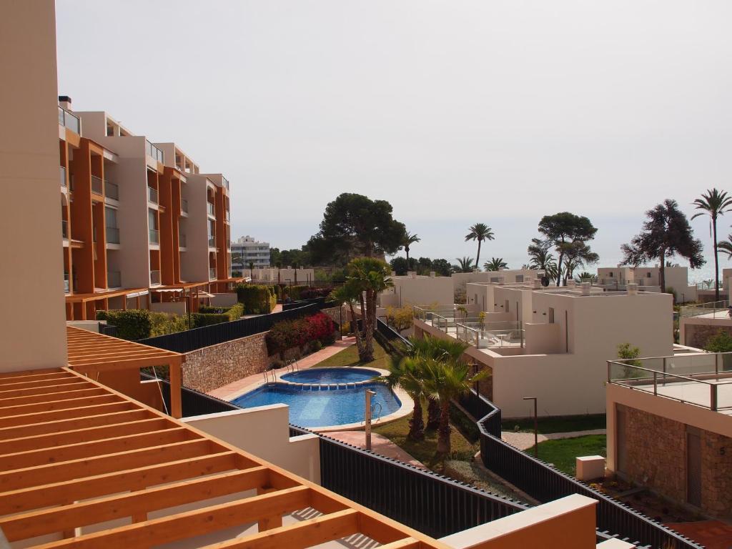 - une vue depuis le toit d'un immeuble avec piscine dans l'établissement Vila Paradis 11C, à La Vila Joiosa