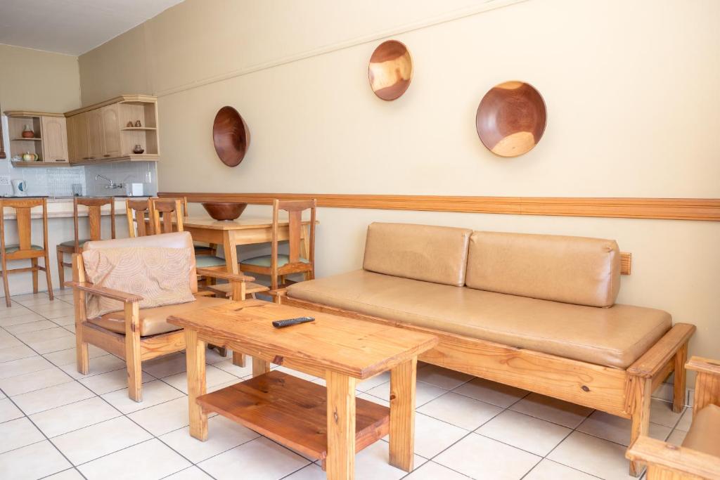 sala de estar con sofá, mesa y sillas en Seabrook 204 Margate RSA, en Margate