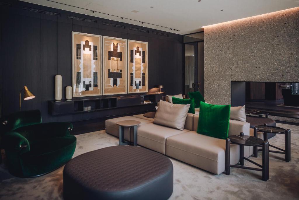 TV a/nebo společenská místnost v ubytování Hotel VIU Milan, a Member of Design Hotels
