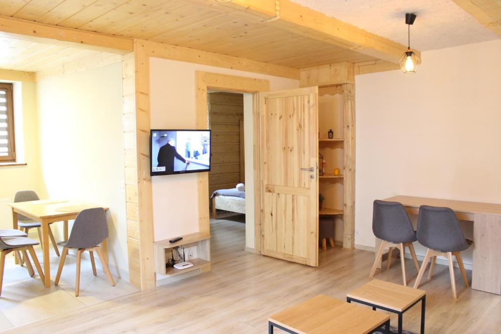 Televízia a/alebo spoločenská miestnosť v ubytovaní Apartamenty Pod Niedźwiedziem I