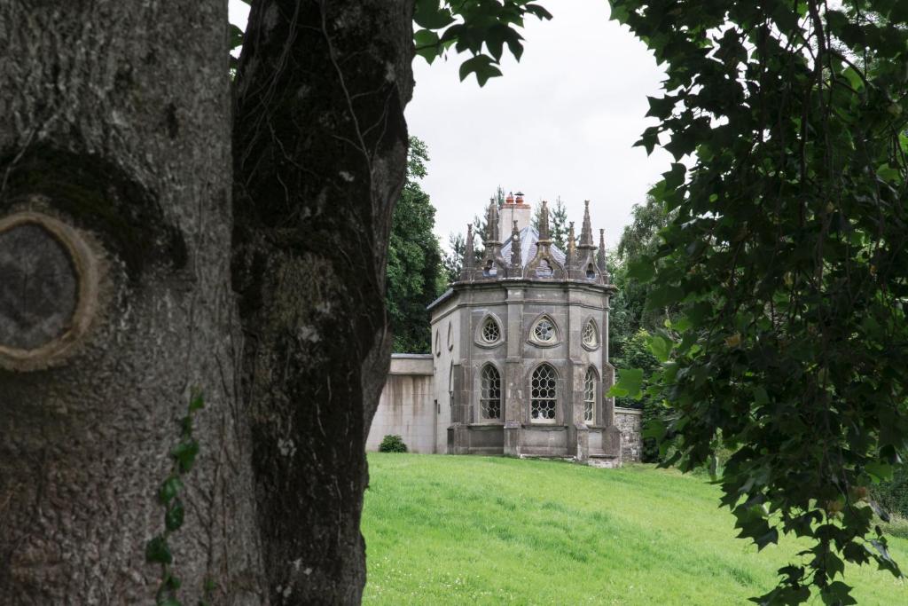 Κήπος έξω από το Batty Langley Lodge