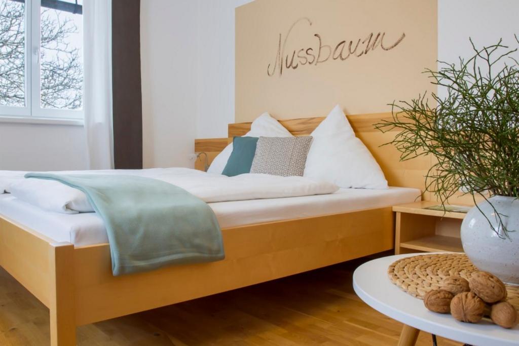 Ein Bett oder Betten in einem Zimmer der Unterkunft Gästehaus "In da Wiesn"