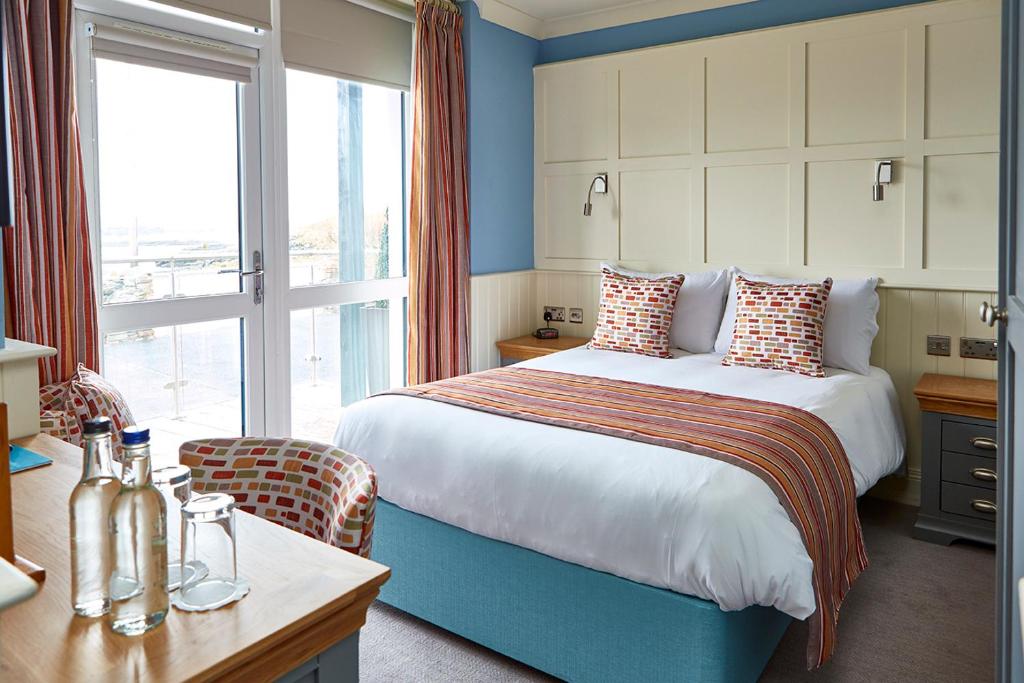 Cama ou camas em um quarto em Trearddur Bay Hotel