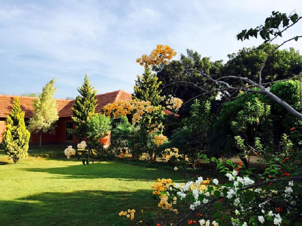 VaragampadiにあるTranquilandiaの木々と芝生の庭のある家