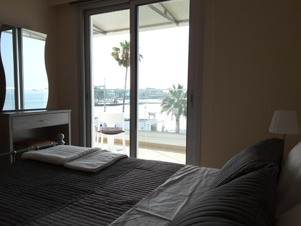 A bed or beds in a room at Lighthouse by the Sea Lovely 2Bdr Apartment