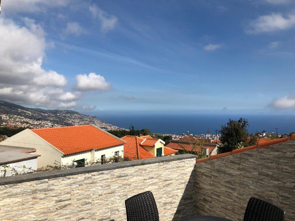 uma vista para o oceano a partir de uma casa em Villa Passion by AnaLodges no Funchal