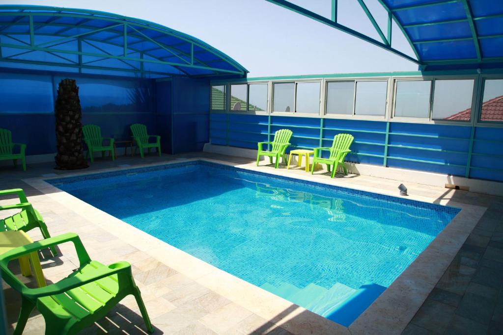Het zwembad bij of vlak bij Villa Yehudit