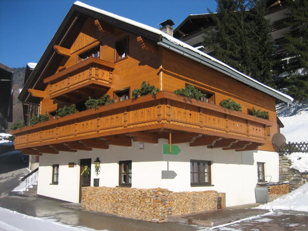 um edifício com uma varanda em cima em Ferienhaus Ebnerle em Heiligenblut