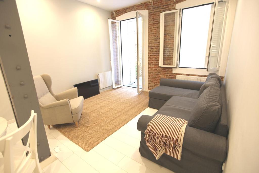 Central apartment with private patio