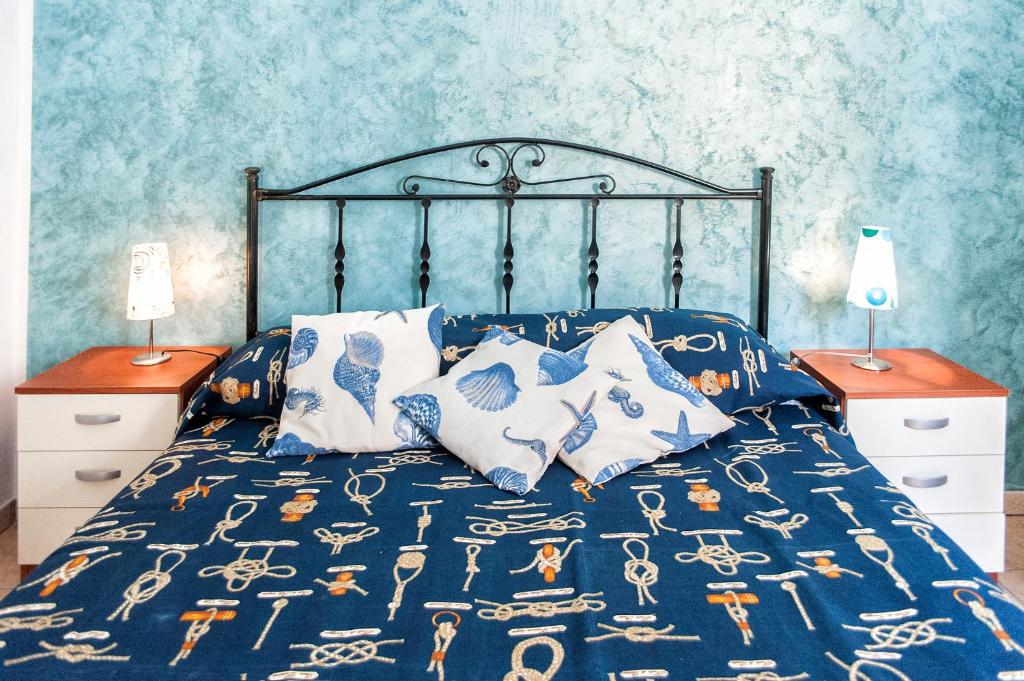 トッレ・ラピッロにあるAlbachiaraのベッドルーム1室(青いベッドカバー付)