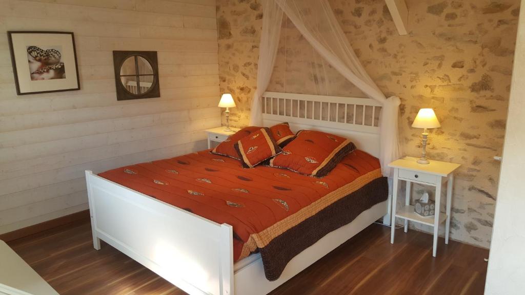 Giường trong phòng chung tại La Minaudière