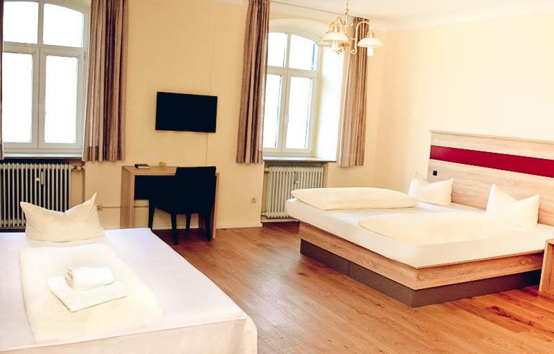 Postel nebo postele na pokoji v ubytování Hotel-Gasthof Flötzinger Bräu