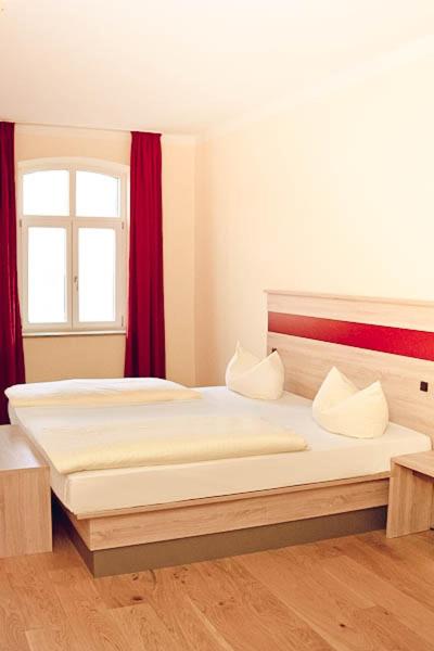 Postel nebo postele na pokoji v ubytování Hotel-Gasthof Flötzinger Bräu