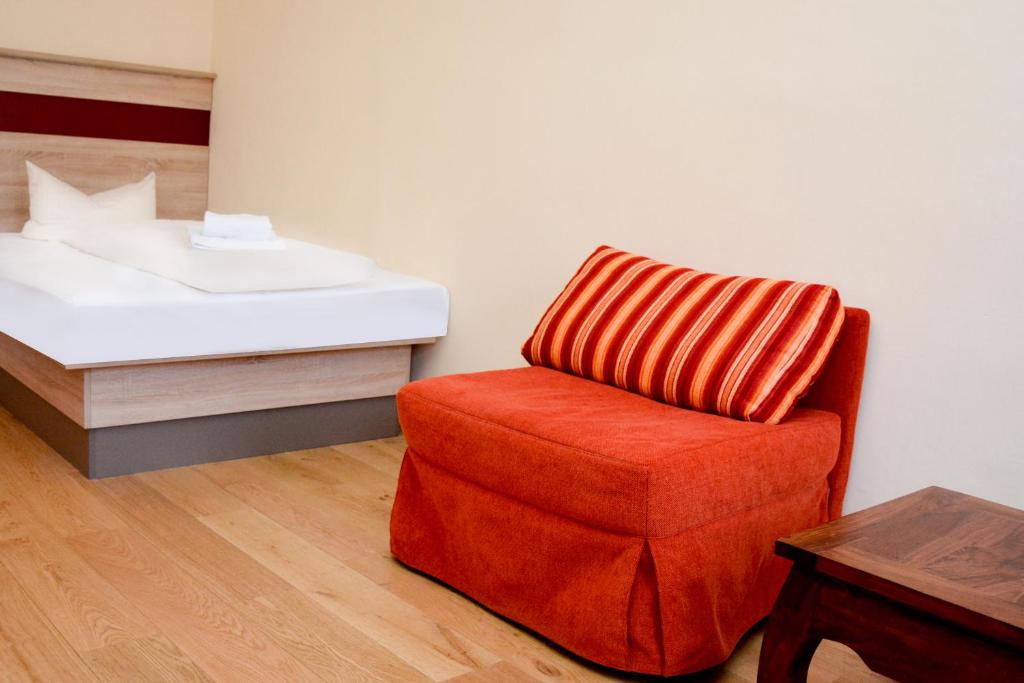 Postel nebo postele na pokoji v ubytování Hotel-Gasthof Flötzinger Bräu