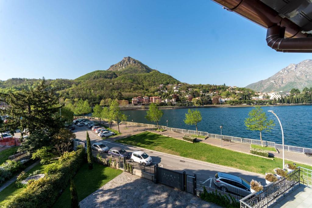 - une vue sur un parking à côté d'une masse d'eau dans l'établissement Residenza Cece', à Lecco