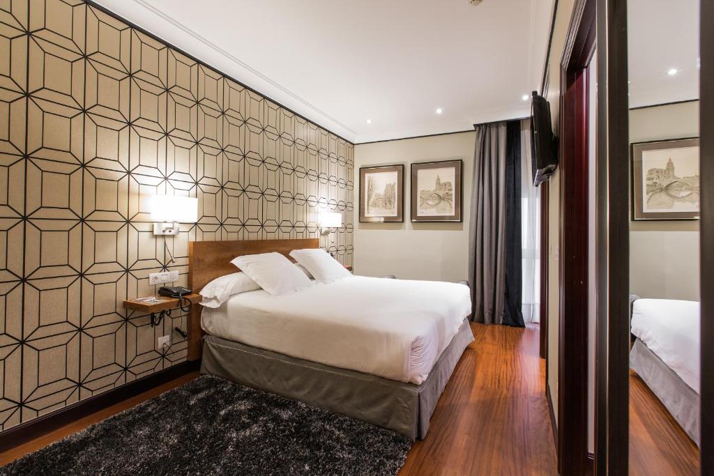Postel nebo postele na pokoji v ubytování Hotel Carlton