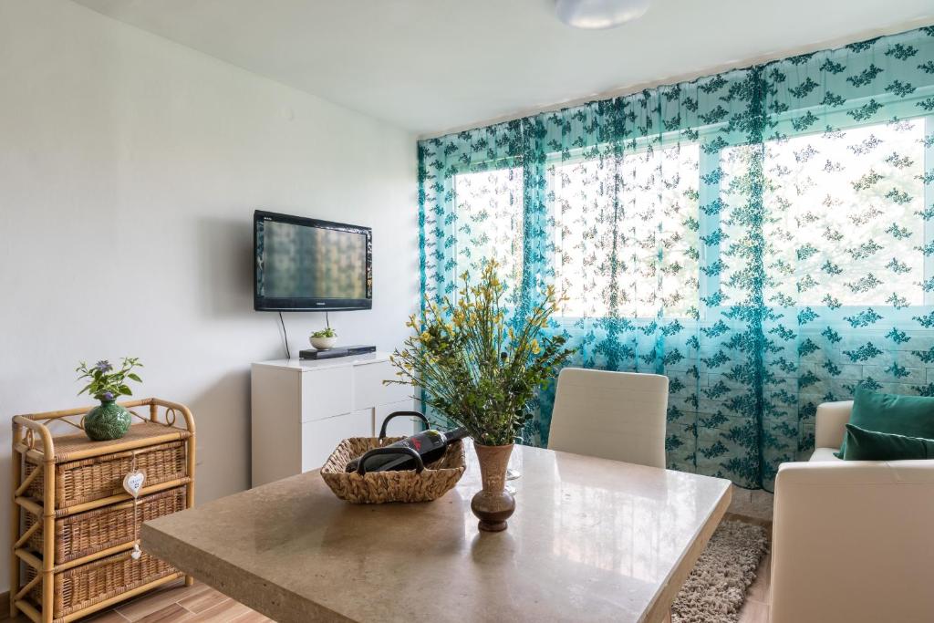 Televízia a/alebo spoločenská miestnosť v ubytovaní Split City apt in Firule beach area
