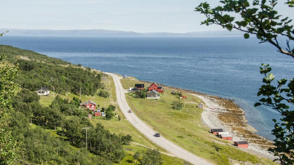 un camino en una colina junto al océano en Seljenes Cottage, en Russenes