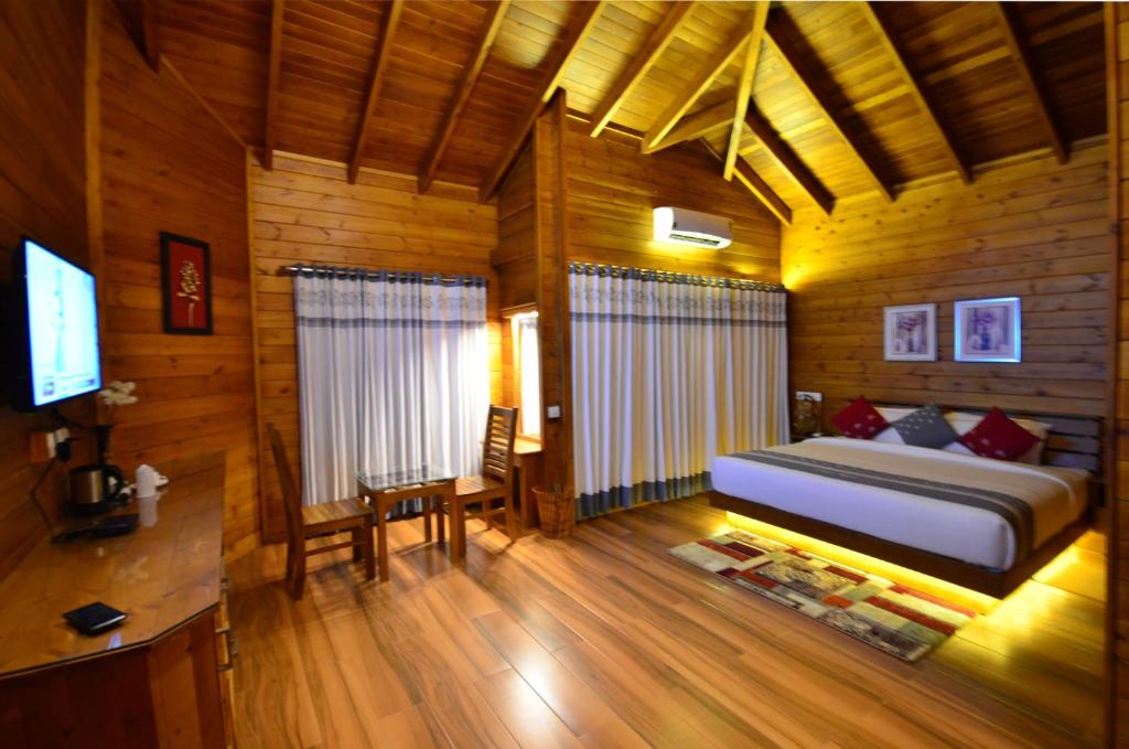 Postel nebo postele na pokoji v ubytování LakeRose Wayanad Resort