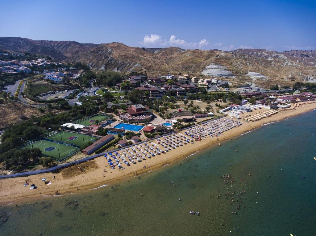 una vista aerea su una spiaggia con un resort di Futura Club Casarossa a Crotone