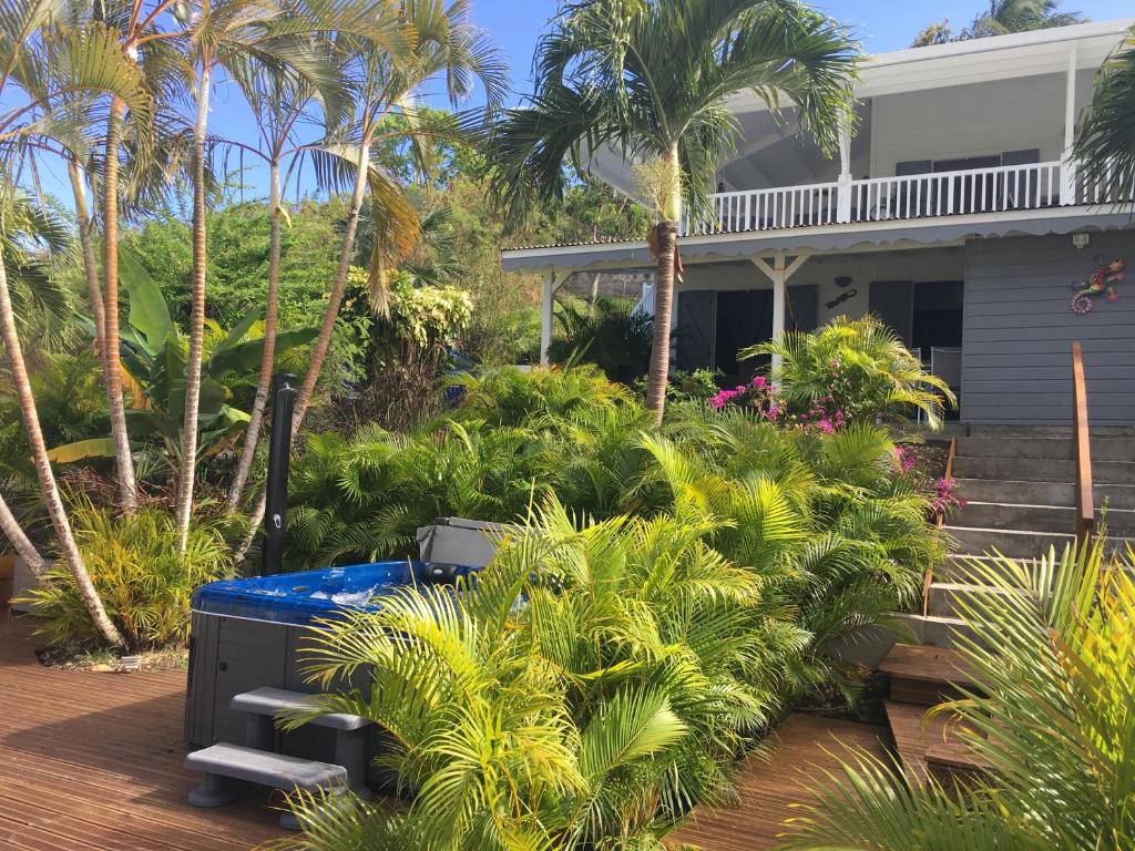 une maison avec des palmiers devant elle dans l'établissement Kaz a Moal, à Sainte-Anne