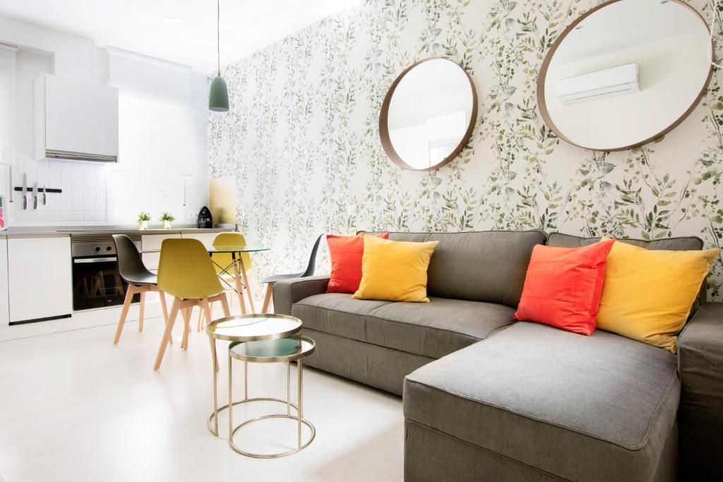 sala de estar con sofá y mesa en Minty Stay - Ortega y Gasset, en Madrid