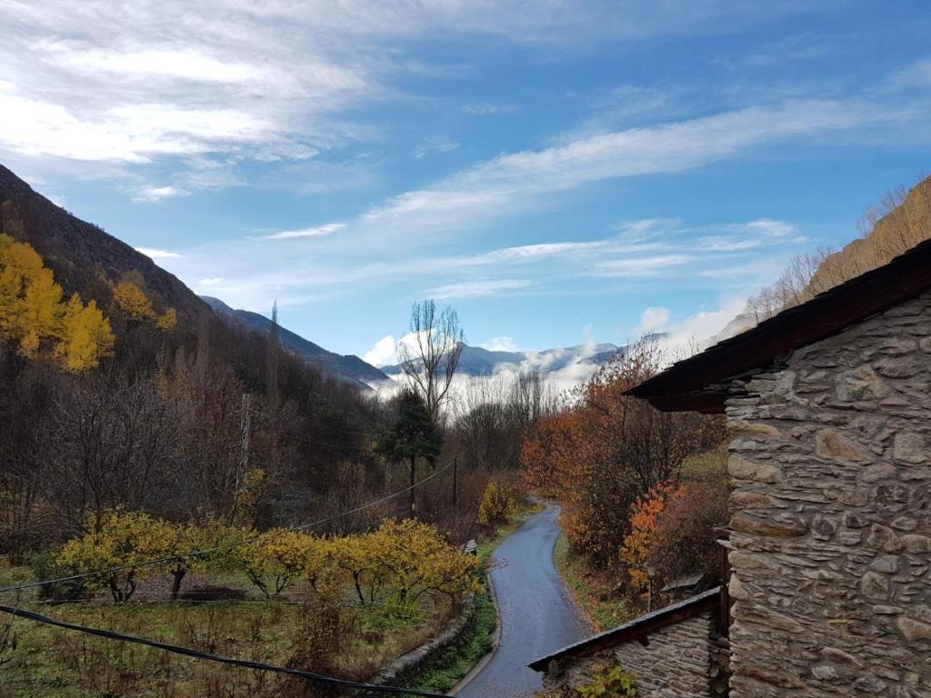 una vista de un camino sinuoso en las montañas en Casa Joanet en Unarre