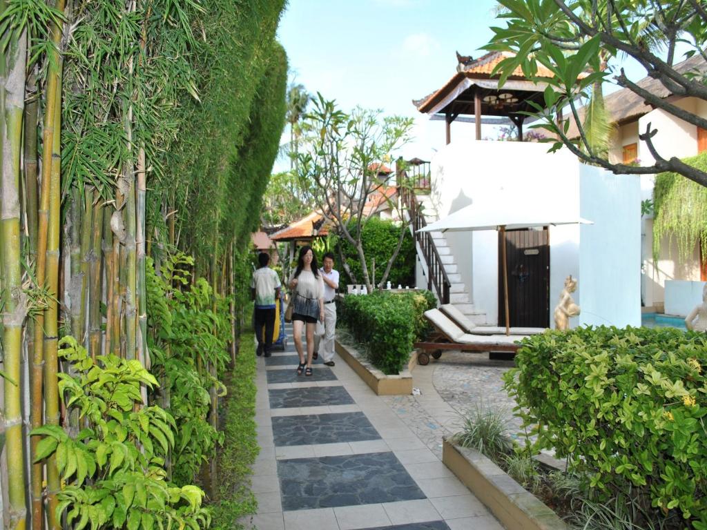 Zahrada ubytování The Lagoon Bali Pool Hotel and Suites