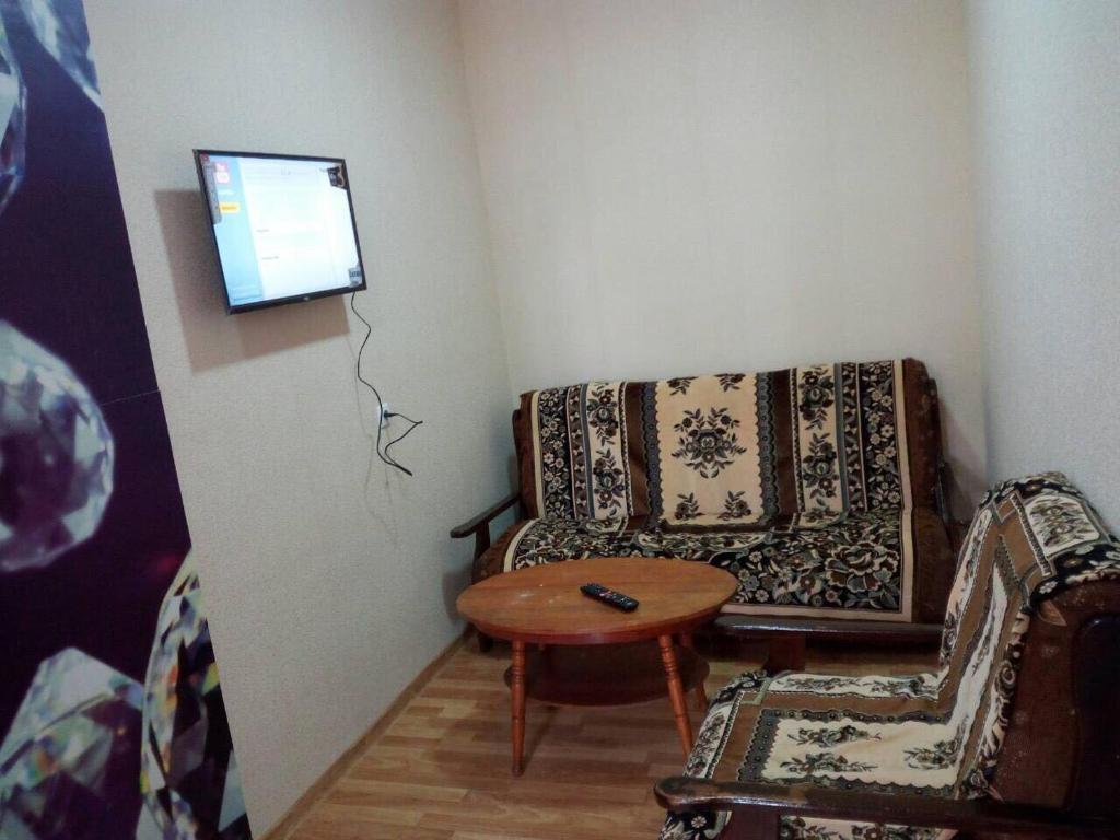 een woonkamer met een bank en een tafel bij Sofia Guest House in Koetaisi