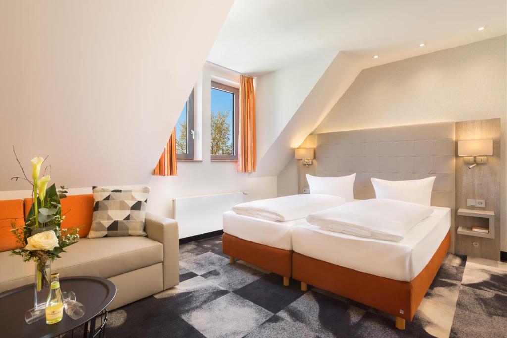 Postel nebo postele na pokoji v ubytování Hotel Krämerbrücke Erfurt