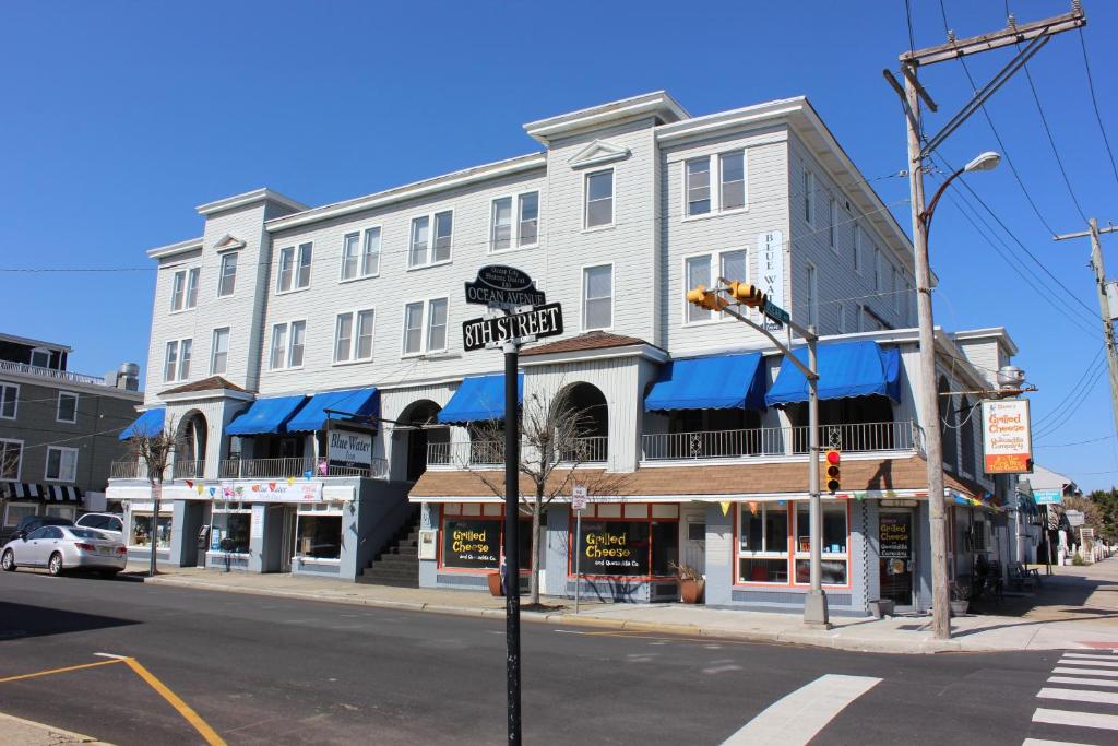 - un grand bâtiment blanc au coin de la rue dans l'établissement Blue Water Inn, à Ocean City