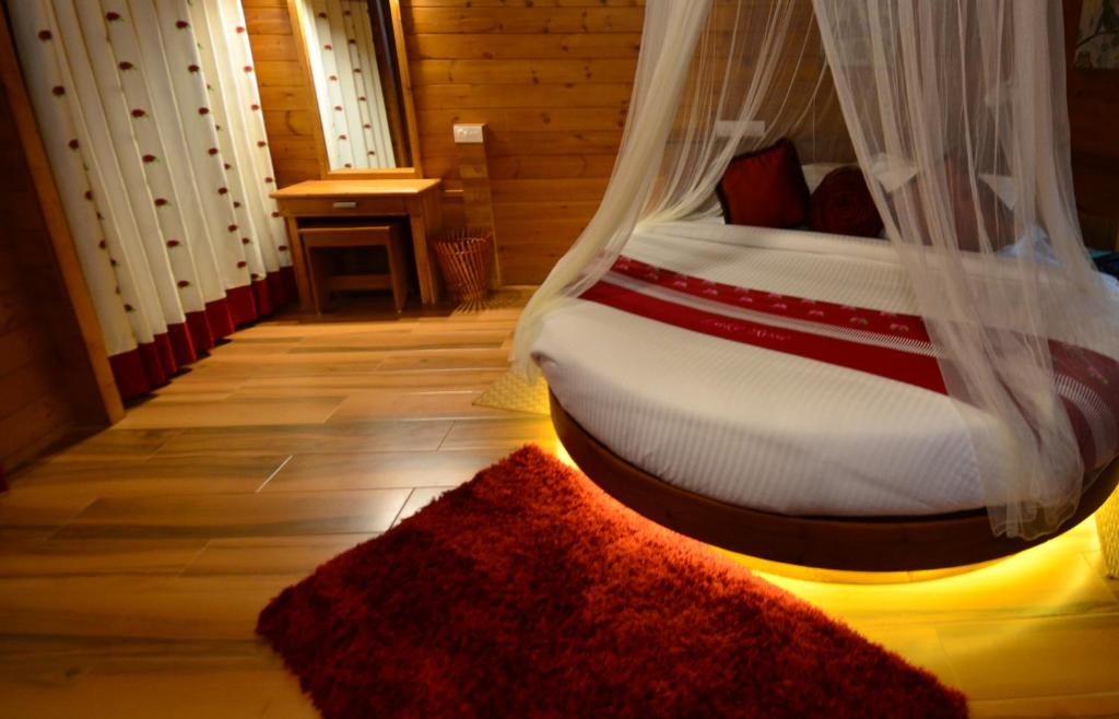 Postel nebo postele na pokoji v ubytování LakeRose Wayanad Resort