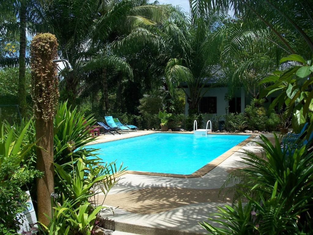 basen w ośrodku z palmami w obiekcie Sabai Resort w Aonang Beach