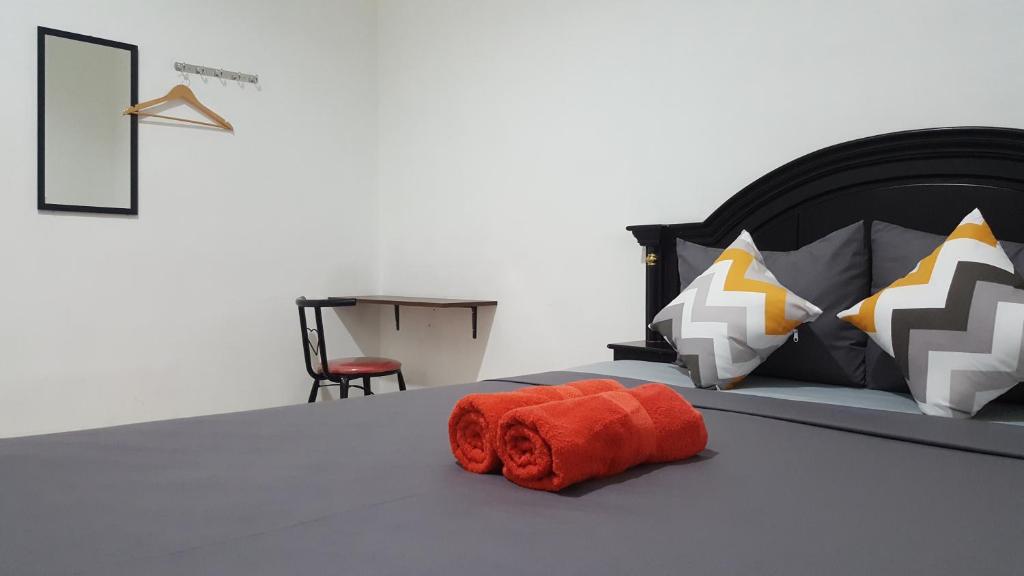 Letto o letti in una camera di MADOR Malang Dorm Hostel
