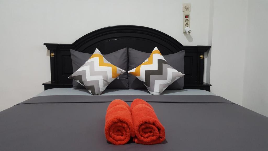Letto o letti in una camera di MADOR Malang Dorm Hostel